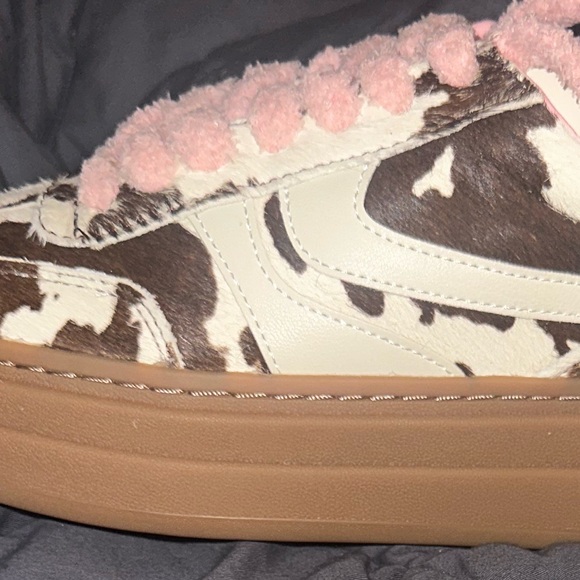 Steve Madden Fuzzy Multicolor Cow Print Sneakers – Pink Laces – Size 8 – NIB🐮🐄 - Picture 3 of 6